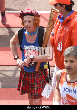 Foto deve essere accreditato ©Alpha premere 079965 23/04/2017 corridori al 2017 denaro VIRGIN LONDON MARATHON Foto Stock