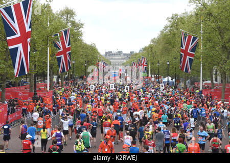 Foto deve essere accreditato ©Alpha premere 079965 23/04/2017 corridori al 2017 denaro VIRGIN LONDON MARATHON Foto Stock