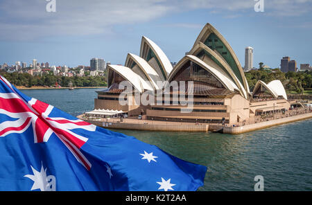 Bandiera australiana battenti nella parte anteriore della Opera House di Sydney. Immagine composita. Foto Stock