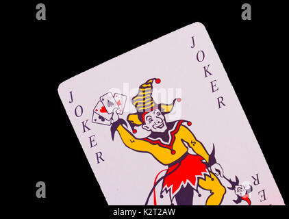 Un Joker carta da gioco impostato su sfondo nero Foto Stock