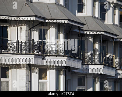 Ornate di balconi in stile vittoriano, la ringhiera in ferro battuto ringhiere e architettura, East Beach Hotel, Eastbourne Royal Parade, East Sussex, Inghilterra, Regno Unito. Foto Stock