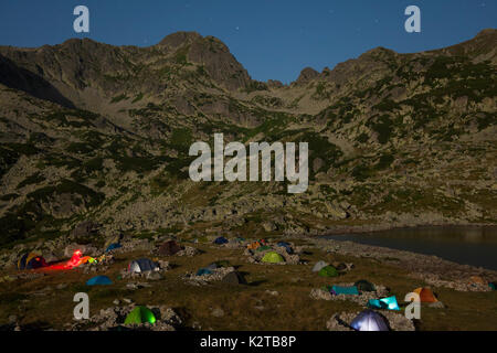 Notte area camping in Retezat National Park, Carpazi romeni Foto Stock
