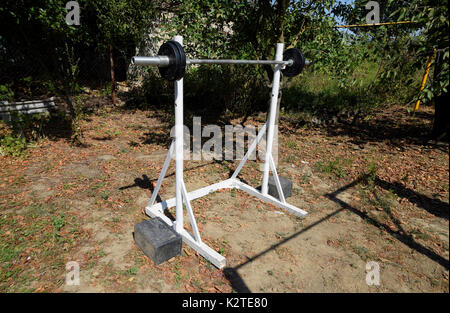 Asta in casa rack. Attrezzature sportive nel cortile. Barra di sollevamento pesi Foto Stock