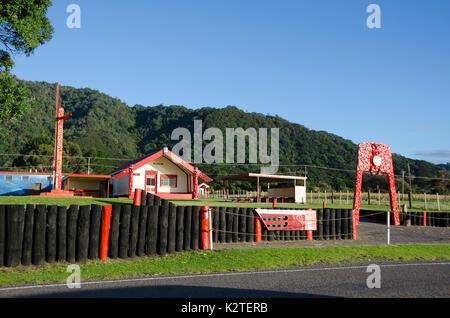 Maori Marae a Torere, vicino Opotiki, Baia di Planty, Isola del nord, Nuova Zelanda Foto Stock