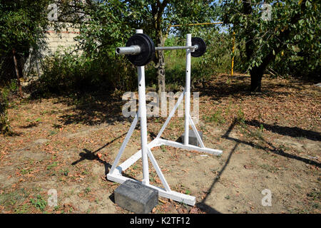 Asta in casa rack. Attrezzature sportive nel cortile. Barra di sollevamento pesi Foto Stock