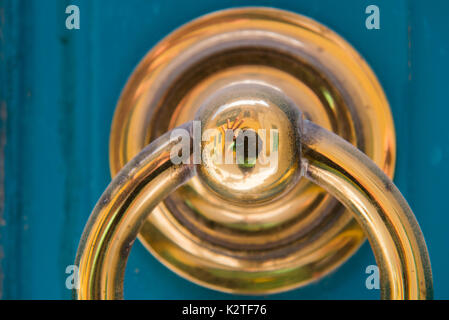 Golden Door knocker su un blu porta in legno. Mdina, Malta Foto Stock