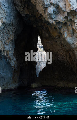 Blue Grotto grotte e scogliere visto da un viaggio in barca. Malta Foto Stock