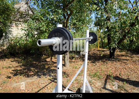 Asta in casa rack. Attrezzature sportive nel cortile. Barra di sollevamento pesi Foto Stock