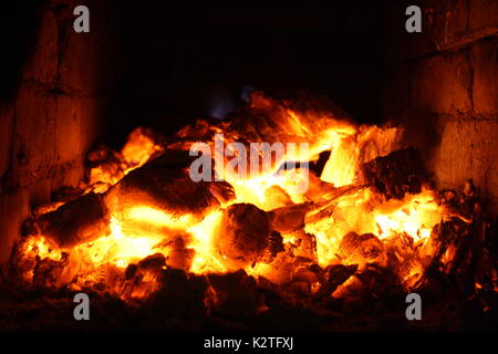 Aspetto della combustione di legna da ardere nel forno a fuoco, inverno concetto rustico Foto Stock