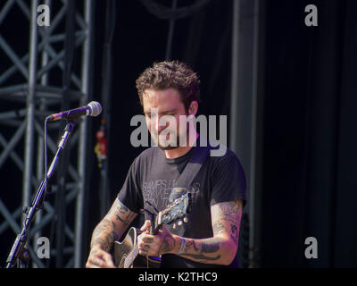 Frank Turner svolge un insieme acustico presso il Festival di Vittoriosa a Portsmouth Foto Stock