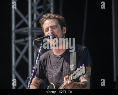 Frank Turner svolge un insieme acustico presso il Festival di Vittoriosa a Portsmouth Foto Stock