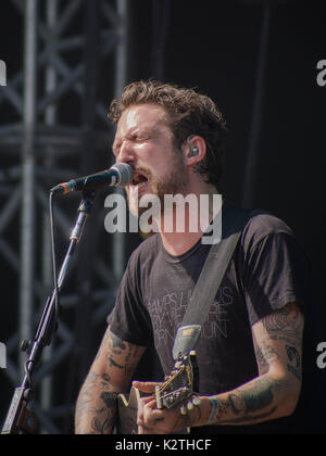 Frank Turner svolge un insieme acustico presso il Festival di Vittoriosa a Portsmouth Foto Stock