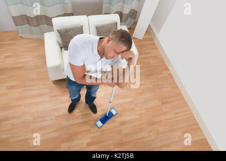 Stanco giovane uomo in piedi con la radazza a casa Foto Stock