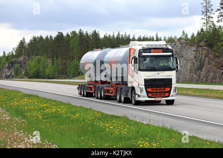 PAIMIO, Finlandia - 9 giugno 2017: arancio e bianco Volvo FH autobotte di Korsu Oy si muove lungo la superstrada in estate finlandese scenario. Foto Stock