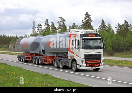 PAIMIO, Finlandia - 9 giugno 2017: arancio e bianco Volvo FH autobotte di Korsu Oy si muove lungo la superstrada in estate finlandese scenario. Foto Stock