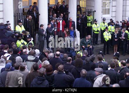 Foto da Nigel BOWLES SARA E MICHAEL PAYNE SULLE FASI DI LEWES CROWN COURT DOPO ROY Merlano è stato giudicato colpevole di aver ucciso la loro figlia Sarah. Sarah Evelyn Isobel Payne (13 Ottobre 1991 - 1 luglio 2000), il 8-year-old school girl, è stato vittima di un alto profilo rapimento ed omicidio in Inghilterra nel luglio 2000. La successiva inchiesta divenne un importante caso nel Regno Unito. Il suo assassino, Roy Merlano, è stato condannato nel dicembre 2001 e condannato alla prigione a vita Foto Stock