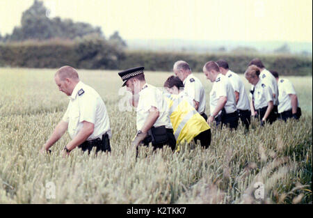 Foto da Nigel BOWLES polizia campi di ricerca mancante per otto anni di Sarah Payne subito dopo lei è sparita dal campo dove stava giocando a KINGSTON GORSE WEST SUSSEX. Sarah Evelyn Isobel Payne (13 Ottobre 1991 - 1 luglio 2000), il 8-year-old school girl, è stato vittima di un alto profilo rapimento ed omicidio in Inghilterra nel luglio 2000. La successiva inchiesta divenne un importante caso nel Regno Unito. Il suo assassino, Roy Merlano, è stato condannato nel dicembre 2001 e condannato alla prigione a vita Foto Stock