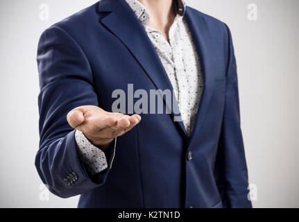 Mostra man mano tesa con il palmo aperto. Foto Stock