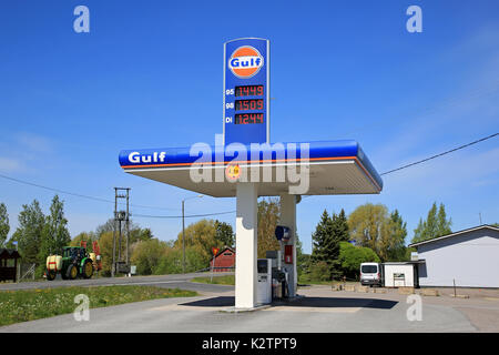 MIETOINEN, Finlandia - 3 giugno 2017: Golfo benzina senza equipaggio della stazione di riempimento dall'autostrada 192 in Mietoinen in una giornata di sole dell'estate. Dal 2008, Golfo petro Foto Stock
