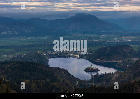 Vista sul lago di Bled dal lontano hill, che è anche un popolare luogo di parapendio. Foto Stock