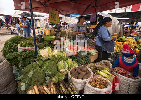6 maggio 2017 Otavalo, Ecuador: produrre fornitore nel mercato del sabato. Foto Stock
