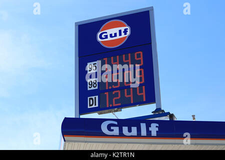 MASKU, Finlandia - 3 giugno 2017: Golfo la stazione di benzina segno con gas e dei prezzi del diesel contro il cielo blu a unmanned stazione di benzina di Masku nel sud di Finl Foto Stock