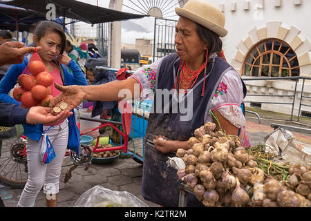 6 maggio 2017 Otavalo, Ecuador: produrre fornitore nel mercato del sabato modifica dando al cliente Foto Stock
