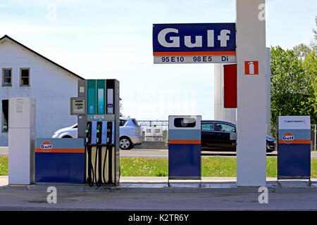 MIETOINEN, Finlandia - 3 giugno 2017: pompe del combustibile sul golfo benzina senza equipaggio della stazione di riempimento in Mietoinen in una giornata di sole dell'estate con vetture a velocità su hi Foto Stock