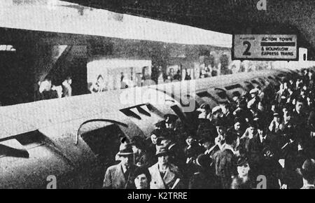 railway passengers leaving a train at Acton Railway Station (UK) in the 1940's Foto Stock