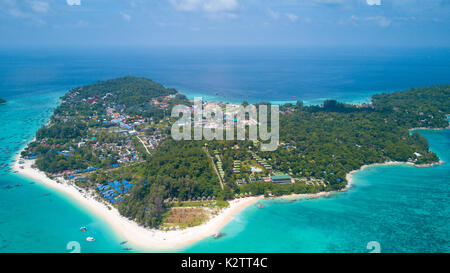 Antenna di alta panoramica di tutta la Thai tropicale isola di Ko Lipe Andman e mare in Thailandia Foto Stock