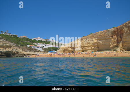Spiaggia di Benagil vista da una barca Foto Stock