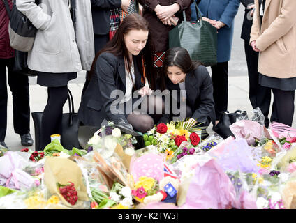 Foto deve essere accreditato ©Alpha premere 079965 29/03/2017 membri del pubblico fiori di laici in piazza del Parlamento per ricordare le vittime della scorsa settimana di Westminster attacco terroristico a Londra. Foto Stock