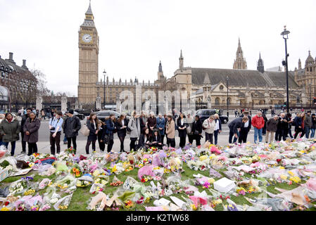 Foto deve essere accreditato ©Alpha premere 079965 29/03/2017 membri del pubblico fiori di laici in piazza del Parlamento per ricordare le vittime della scorsa settimana di Westminster attacco terroristico a Londra. Foto Stock