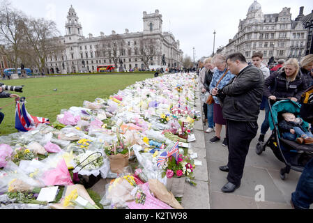 Foto deve essere accreditato ©Alpha premere 079965 29/03/2017 membri del pubblico fiori di laici in piazza del Parlamento per ricordare le vittime della scorsa settimana di Westminster attacco terroristico a Londra. Foto Stock