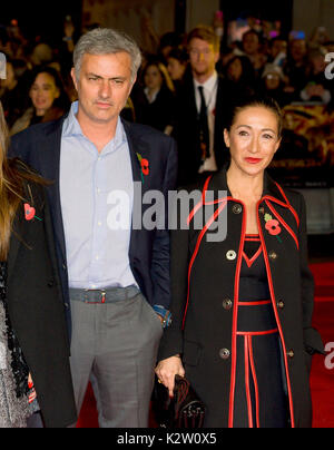 Foto deve essere accreditato ©Jeff Spicer/Alfa premere 079447 10/11/2014 Jose Mourinho con la moglie Matilde Faria la Premiere mondiale della fame giochi: Mockingjay Parte 1 tenuto presso l' Odeon Leicester Square Londra Foto Stock