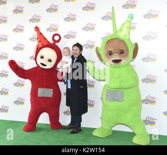 Foto deve essere accreditato ©Alpha premere 079965 26/02/2017 George Gilbey e figlia Amelie Iris Gilbey al Teletubbies ventesimo anniversario partito svoltasi al BFI Southbank in Lodnon Foto Stock