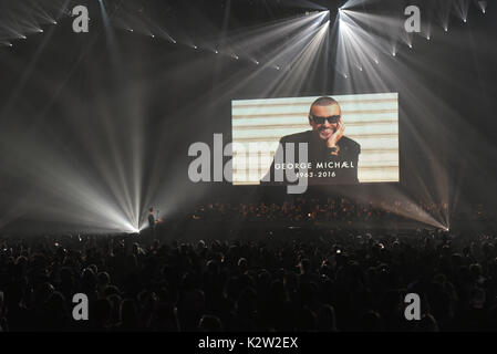 Foto deve essere accreditato ©Alpha premere 079965 22/02/207 Chris Martin Coldplay George Michael omaggio Brit Awards 2017 all'O2 Arena di Londra Foto Stock