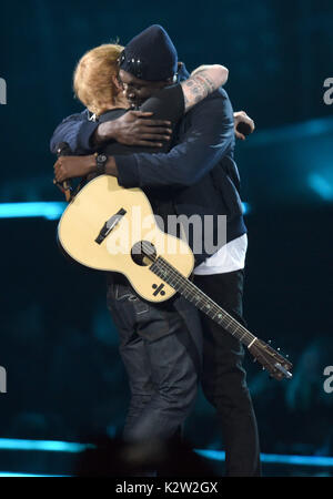Foto deve essere accreditato ©Alpha premere 079965 22/02/207 ed Sheeran e Stormzy Brit Awards 2017 all'O2 Arena di Londra Foto Stock