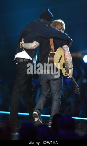 Foto deve essere accreditato ©Alpha premere 079965 22/02/207 ed Sheeran e Stormzy Brit Awards 2017 all'O2 Arena di Londra Foto Stock