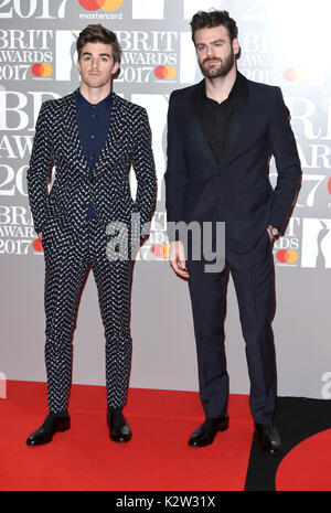 Foto deve essere accreditato ©Alpha premere 079965 22/02/2017 Il Chainsmokers, Drew Taggart e Alex Pall Brit Awards 2017 all'O2 Arena di Londra Foto Stock