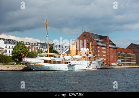 Royal Danish Yacht (Kongeskibet) Dannebrog ormeggiata in banchina a Larsens Plads accanto il Palazzo di Amalienborg nel porto di Copenhagen DANIMARCA Europa Foto Stock