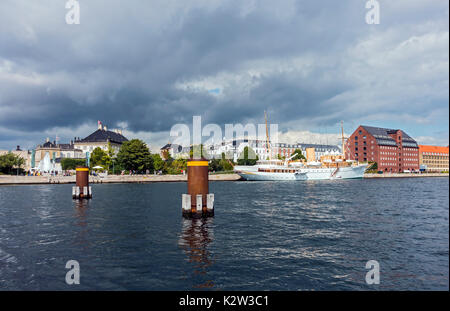 Royal Danish Yacht (Kongeskibet) Dannebrog ormeggiata in banchina a Larsens Plads accanto il Palazzo di Amalienborg nel porto di Copenhagen DANIMARCA Europa Foto Stock