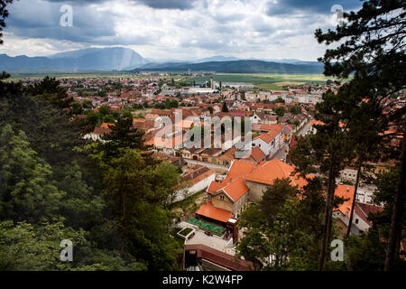 Panorama sulla città di montagna nel sping. Viaggiare e architettura Foto Stock
