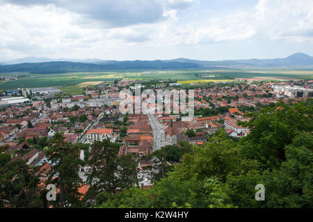 Panorama sulla città di montagna nel sping. Viaggiare e architettura Foto Stock