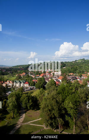 Panorama sulla città di montagna nel sping. Viaggiare e architettura Foto Stock