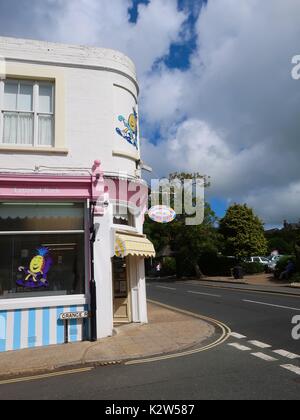 L'originale borgo vecchio Rock Shop in corrispondenza della giunzione di High Street e Grange Road, Shanklin, Isle of Wight, Regno Unito. Foto Stock