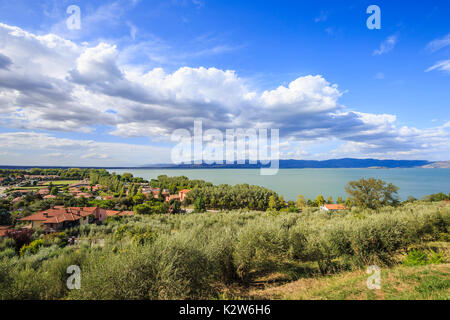 Vista da Castiglione del Lago sul lago Trasimeno in Italia Foto Stock