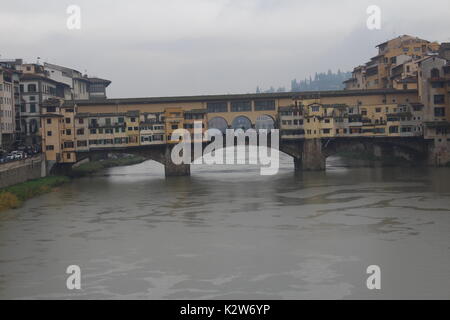 Ponte Vecchio, pietra medievali chiuso-spandrel arco ponte sopra il fiume Arno, nel centro di Firenze Foto Stock