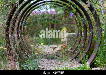 Brownfield - metamorfosi. rhs Hampton Court 2017. designer: martyn wilson. ispirazione:, Landschaftspark Duisburg, linea alta, new york. Foto Stock