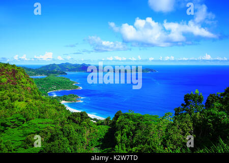 La costa occidentale dell'Isola Mahe, Repubblica delle Seicelle. Bay Grand Anse in primo piano, la Baia Anse Boileau e sulla Baia di Anse a la Mouche in backgroun Foto Stock